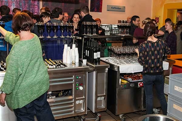 vernissage-detsch-09-theke3E71E9F2-D6D8-2F10-6436-74C482350E23.jpg