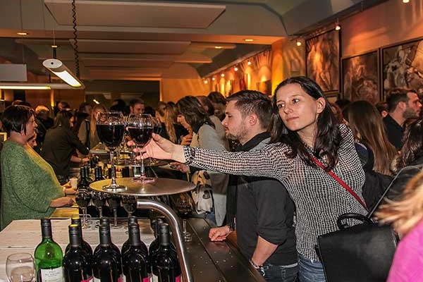 vernissage-detsch-10-theke42BA4B37-9FA3-3991-7F65-D2FE479B8A79.jpg