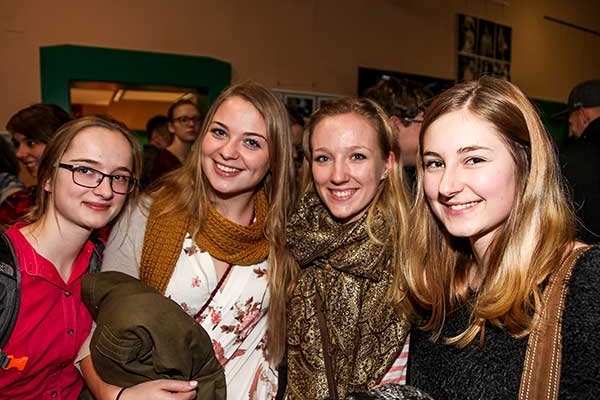 vernissage-detsch-20-publikumCFCE8BEA-1625-518D-5CFC-F504E0ABF939.jpg
