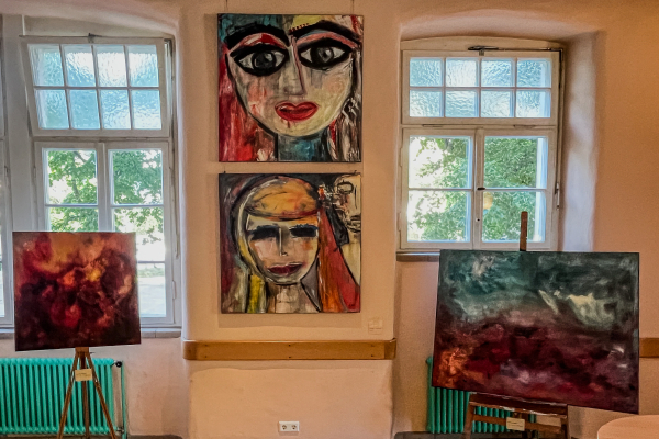 kunst-in-der-mensa-2025-29DD22DFD5-5ACE-65F1-F06C-2B71D7CA27E0.jpg